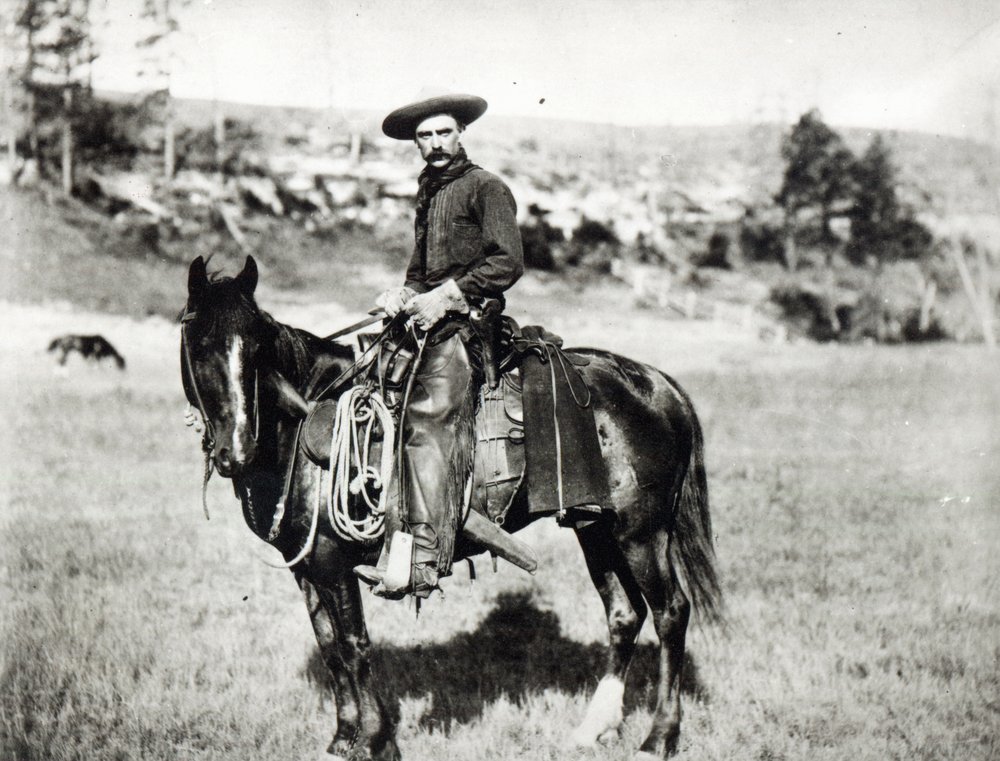 アメリカ合衆国、モンタナ州で馬に乗るカウボーイc。 1880